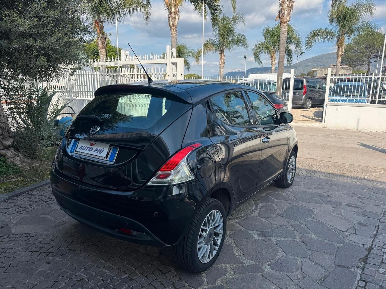 Lancia Ypsilon 0.9 TwinAir 85 CV 5 porte Metano Ecochic Silver