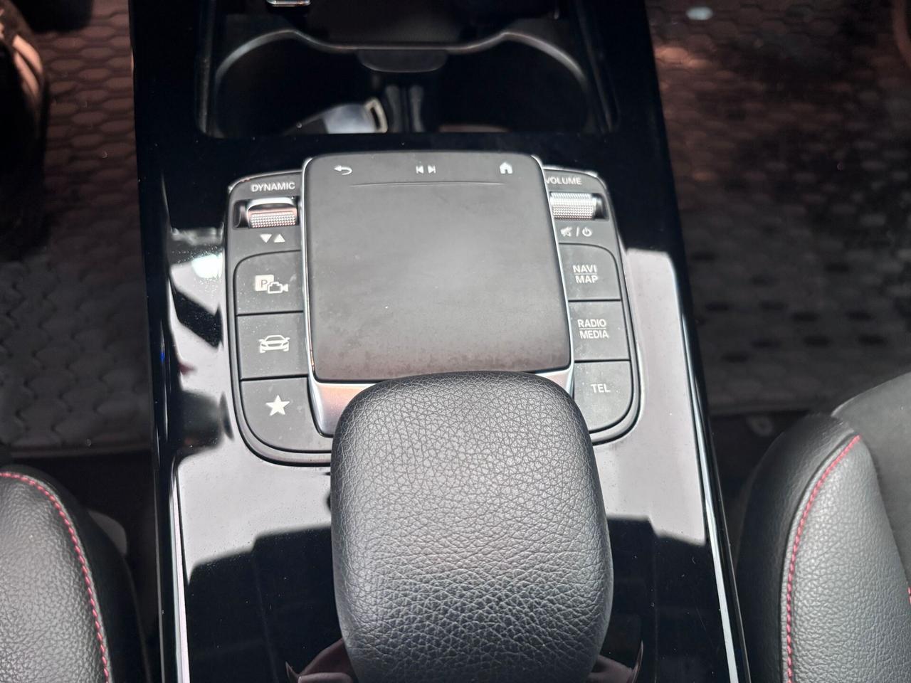 MERCEDES-BENZ A180D PREMIUM AMG LED-NAVI