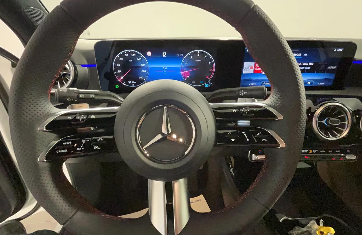 MERCEDES A180 AMG LINE 136CV AUTOM KM0