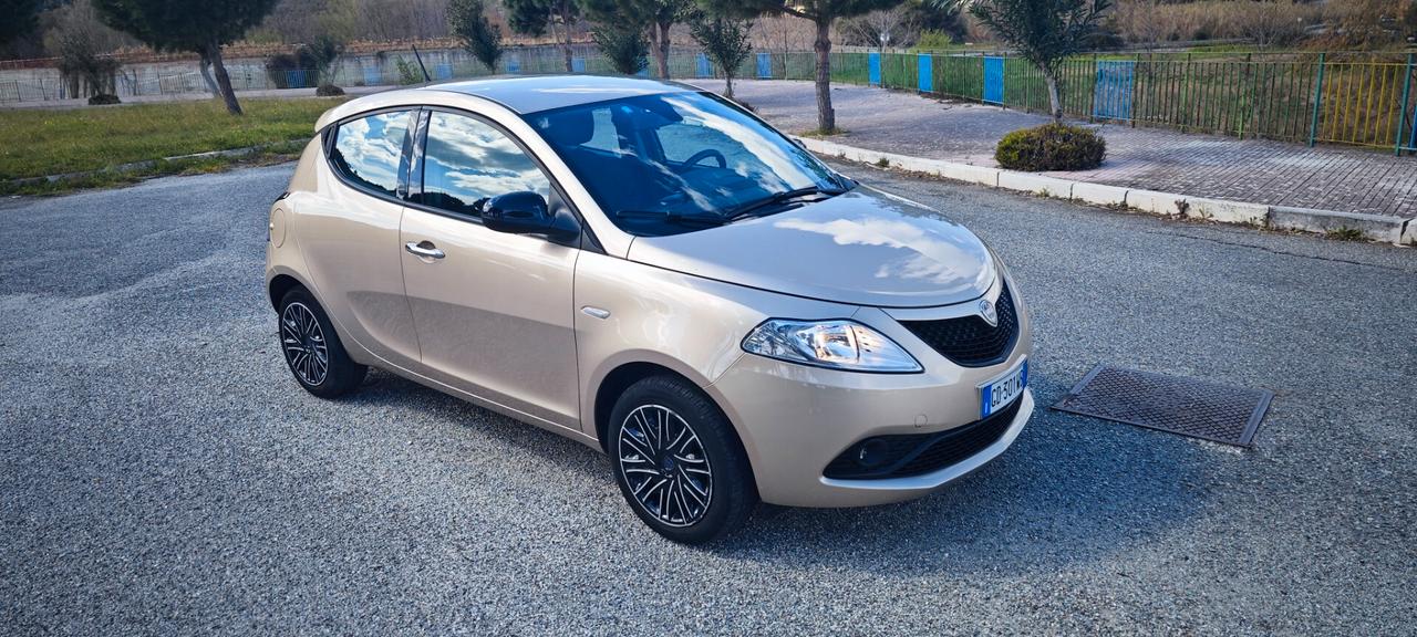 Lancia Ypsilon 1.0 FireFly 5 porte S&S Hybrid Ecochic Gold