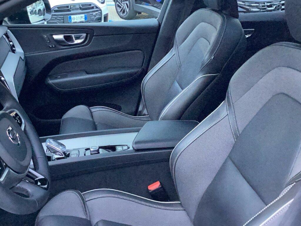 Volvo XC60 2.0 B4 Plus Dark automatico