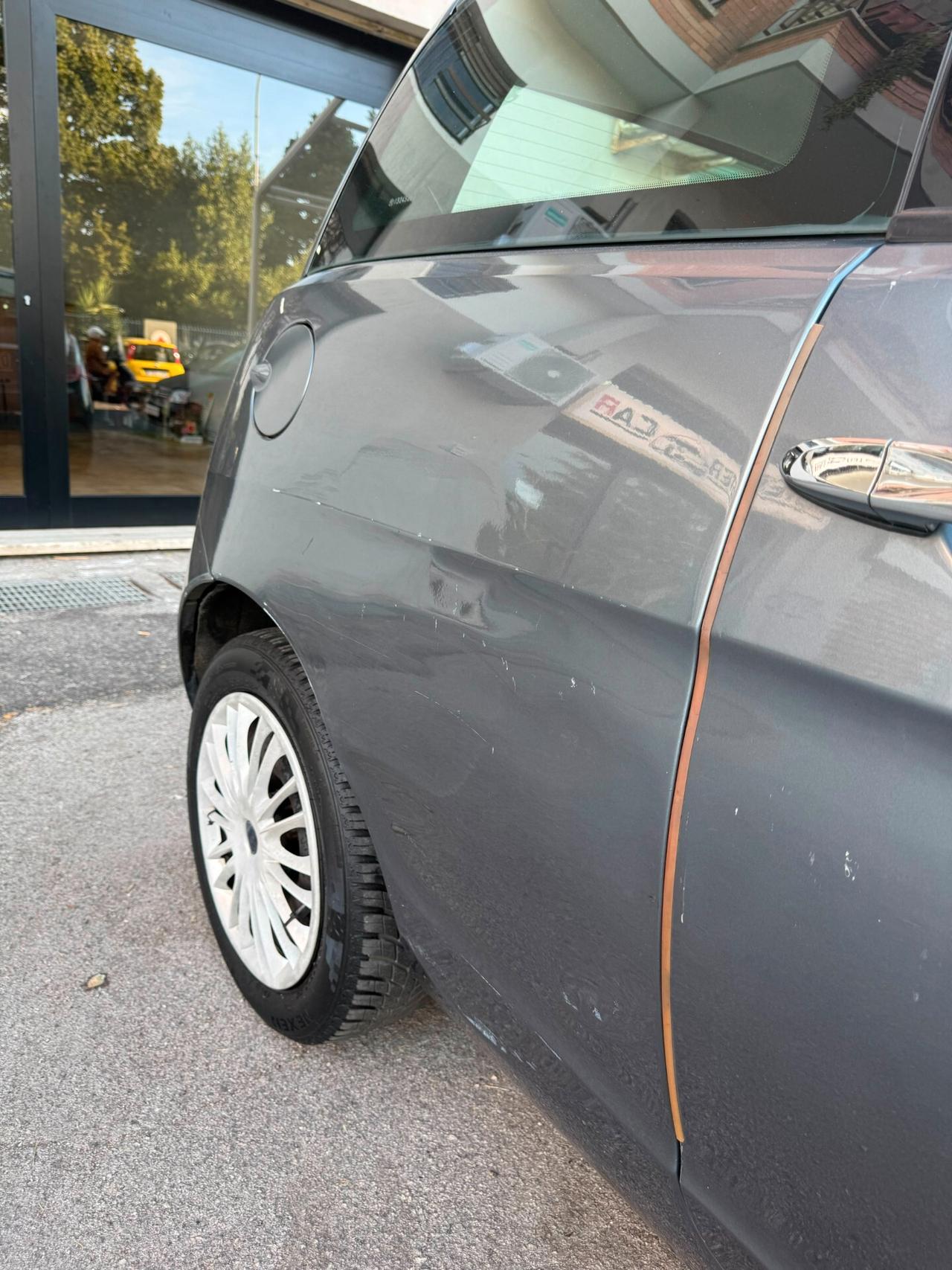 Lancia Ypsilon 1.3 MJT 75 CV Versus