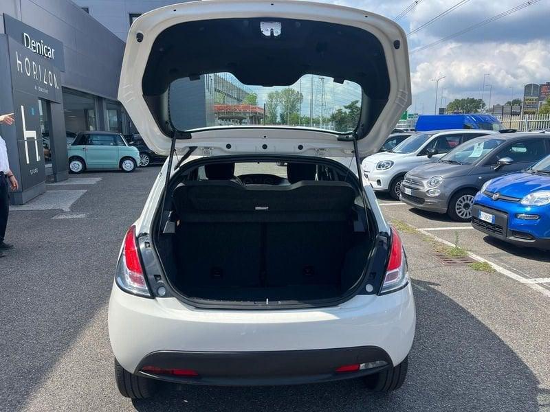 Lancia Ypsilon Ypsilon 1.0 FireFly 5 porte S&S Hybrid Silver