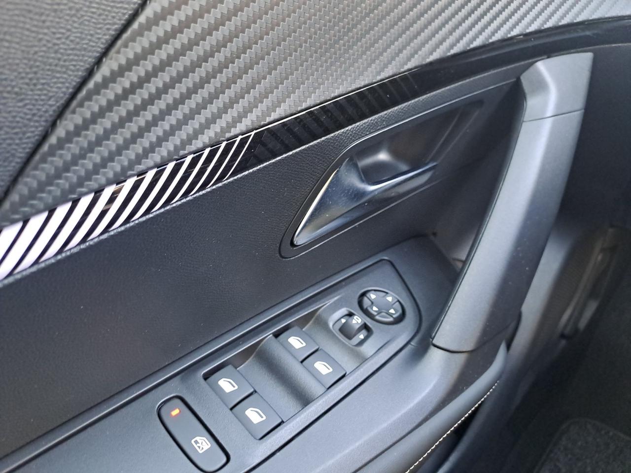 PEUGEOT 2008 Allure Hybrid 145 e-DCS6