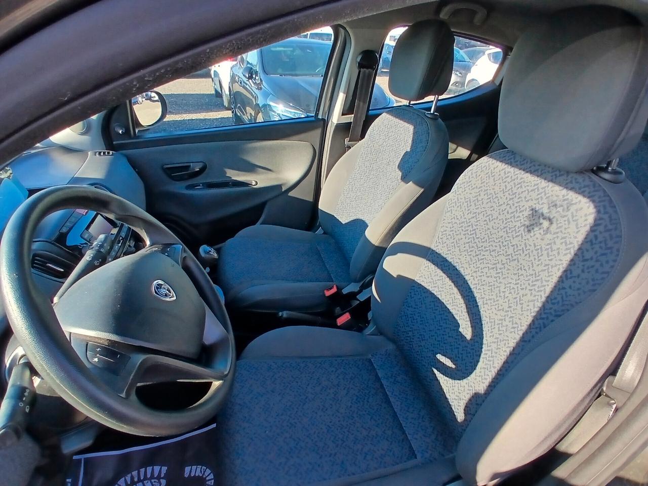 Lancia Ypsilon 1.0 FireFly S&S Hybrid Ecochic Silver