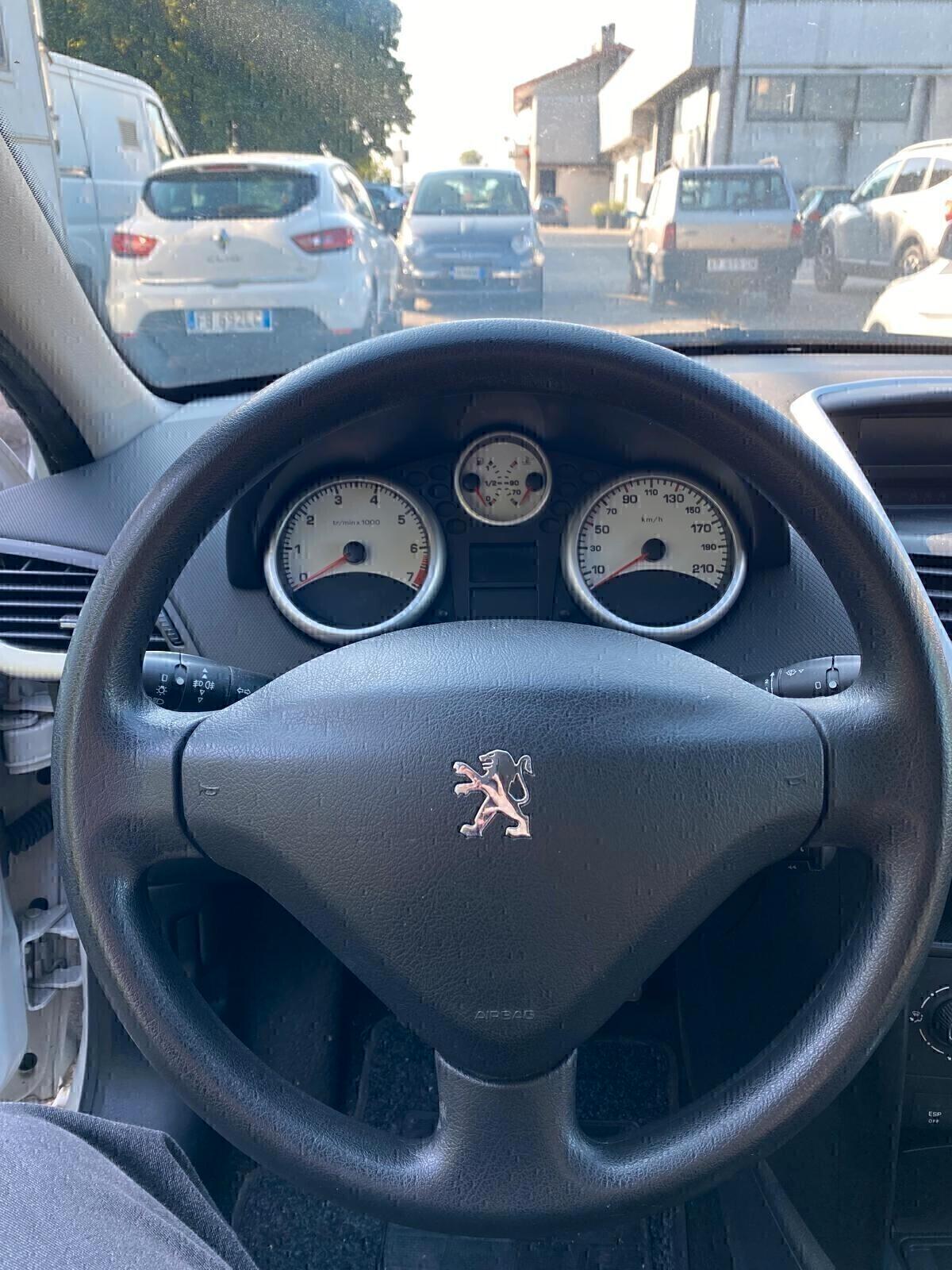 Peugeot 207 1.4 benzina Neopatentati