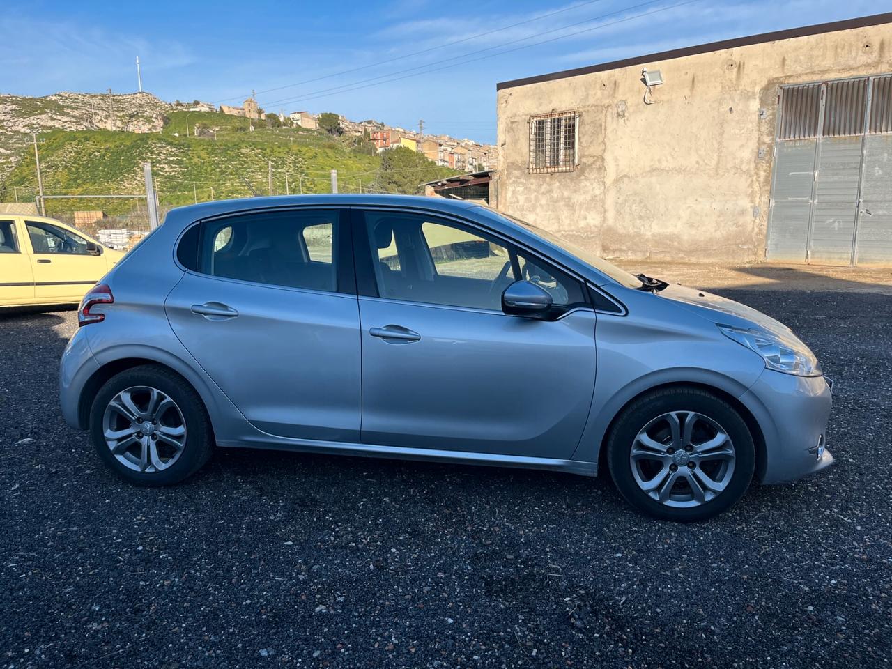 Peugeot 208 PureTech 82 5 porte Allure