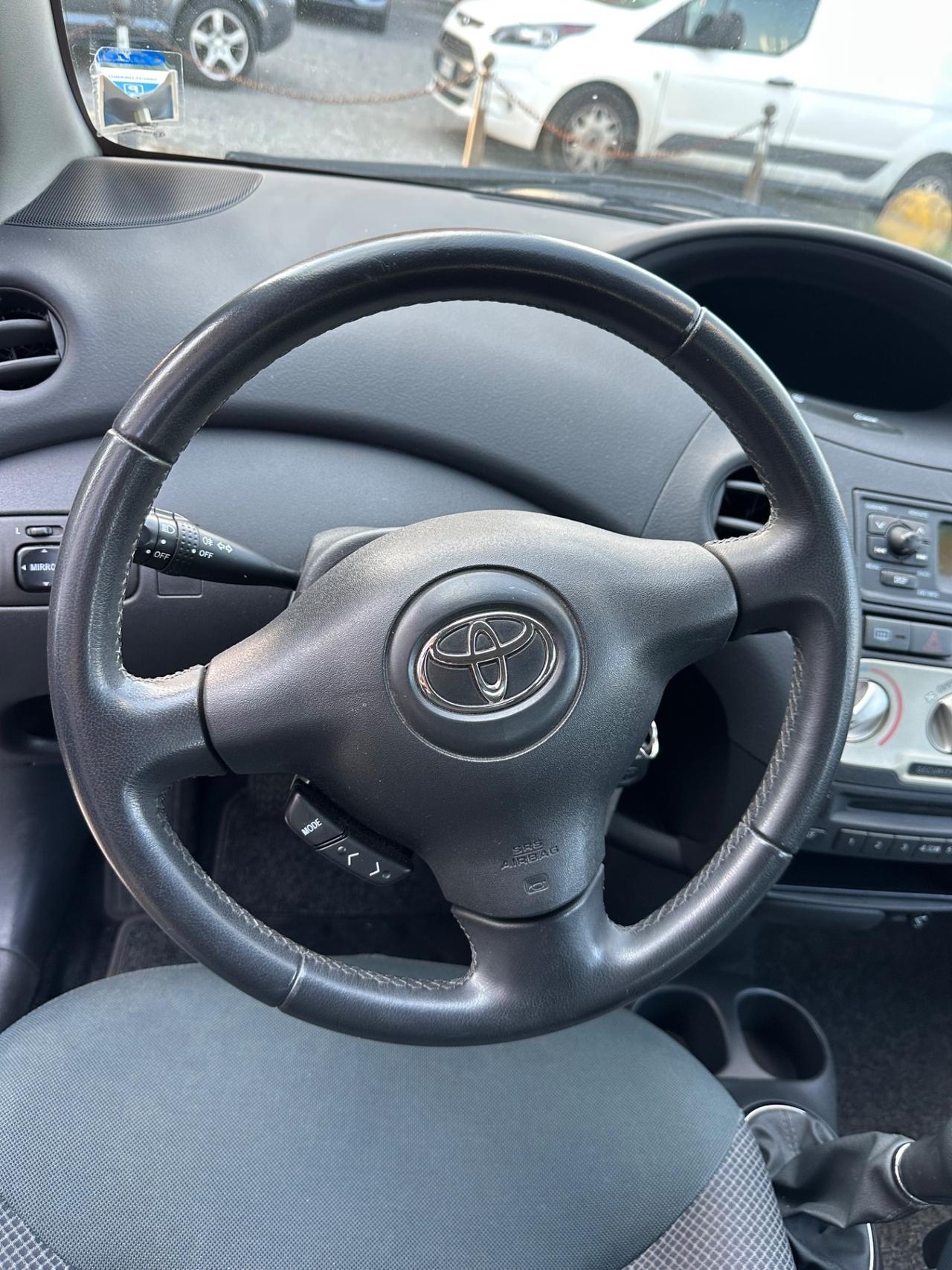 Toyota Yaris 1.0i 16V cat 5 porte Sol
