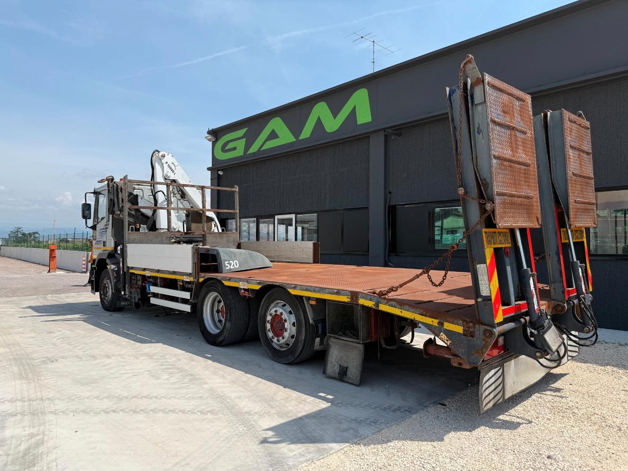 Iveco Eurotech 240E42 cassone fisso con rampe idrauliche e gru