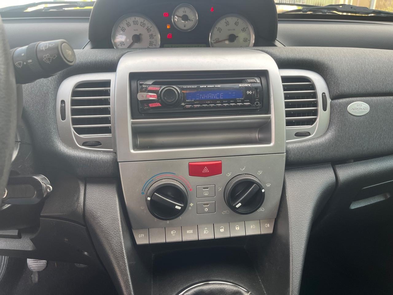 Lancia Ypsilon 1.2 69 CV Platinum 200.000 KM