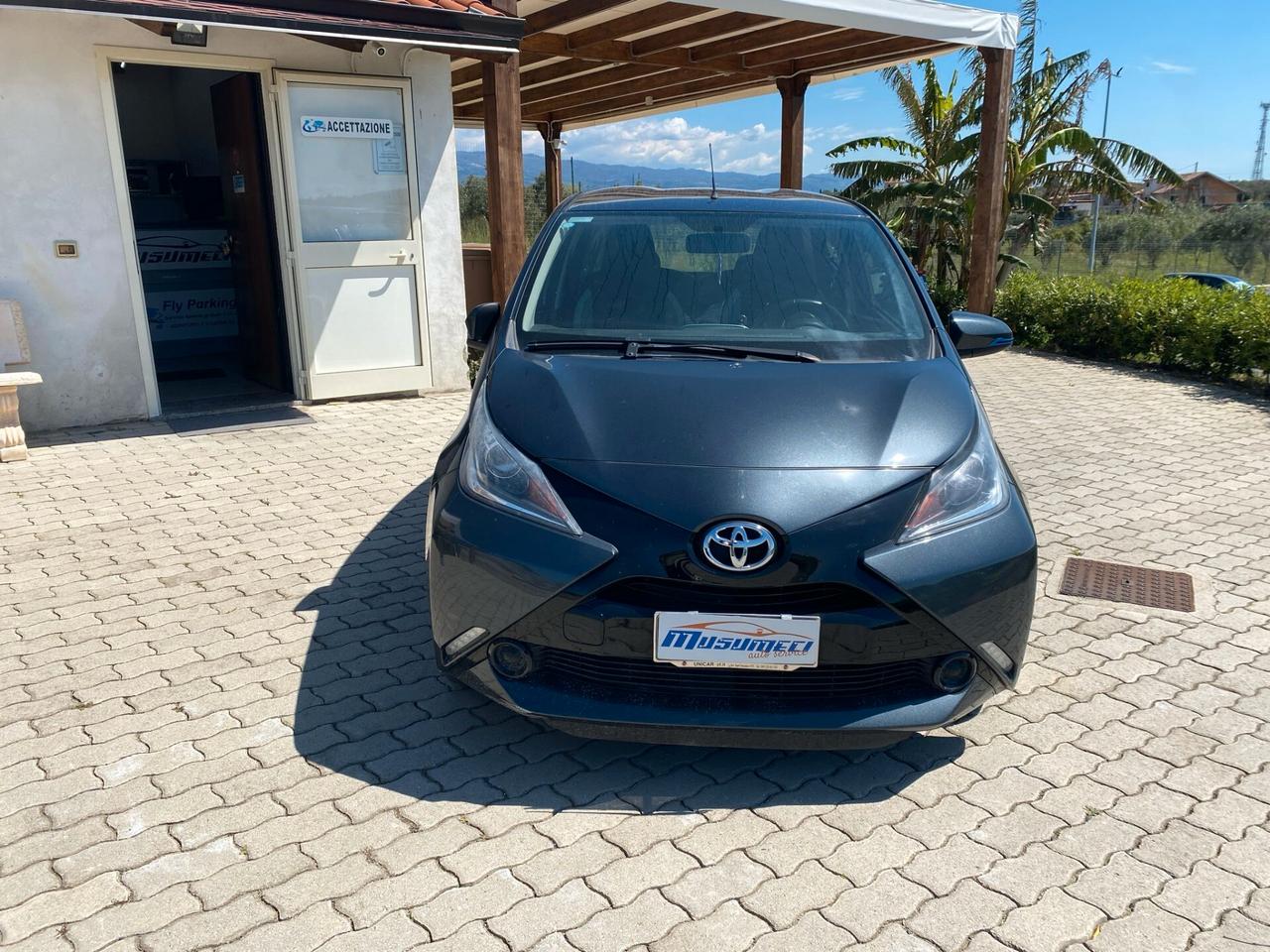 Toyota Aygo 1.0 VVT-i 69 CV 5 porte x-play TSS