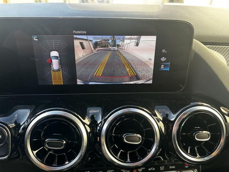 Mercedes-Benz GLA GLA 180D in allestimento Premium / AMG Line