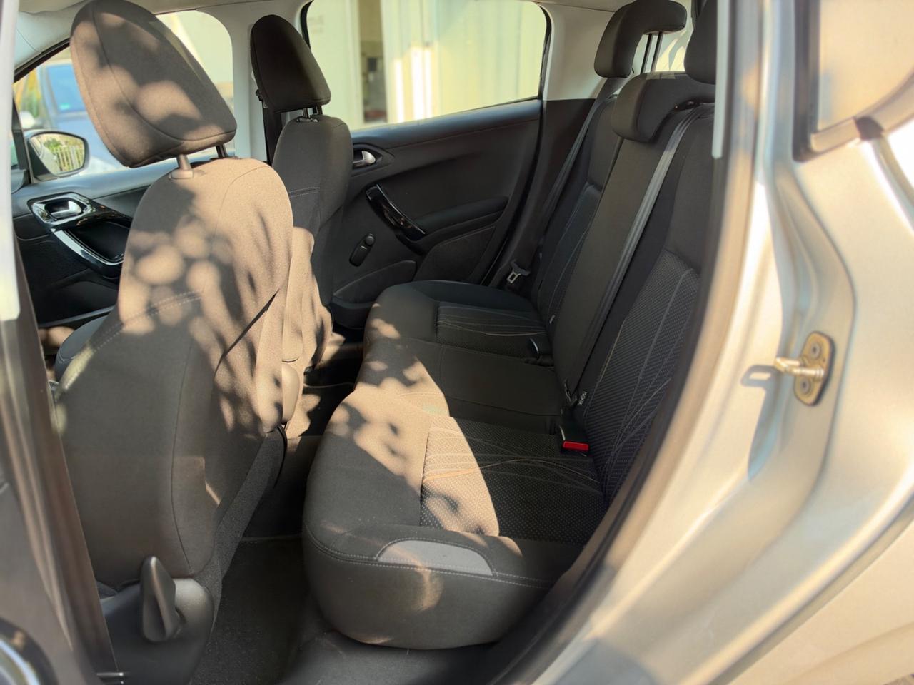 Peugeot 208 1.4 HDi 68 CV 5 porte Allure