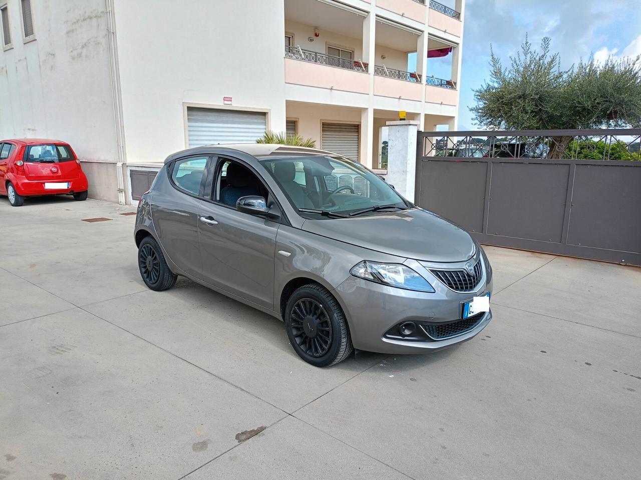 Lancia Ypsilon 1.0 FireFly 5 porte S&S Hybrid Ecochic Silver