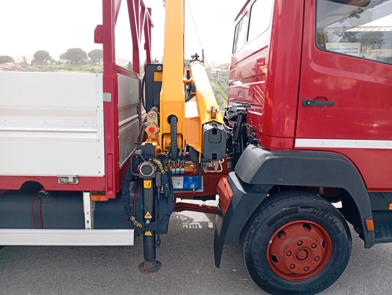 Mercedes Benz cassonato con Gru Effer