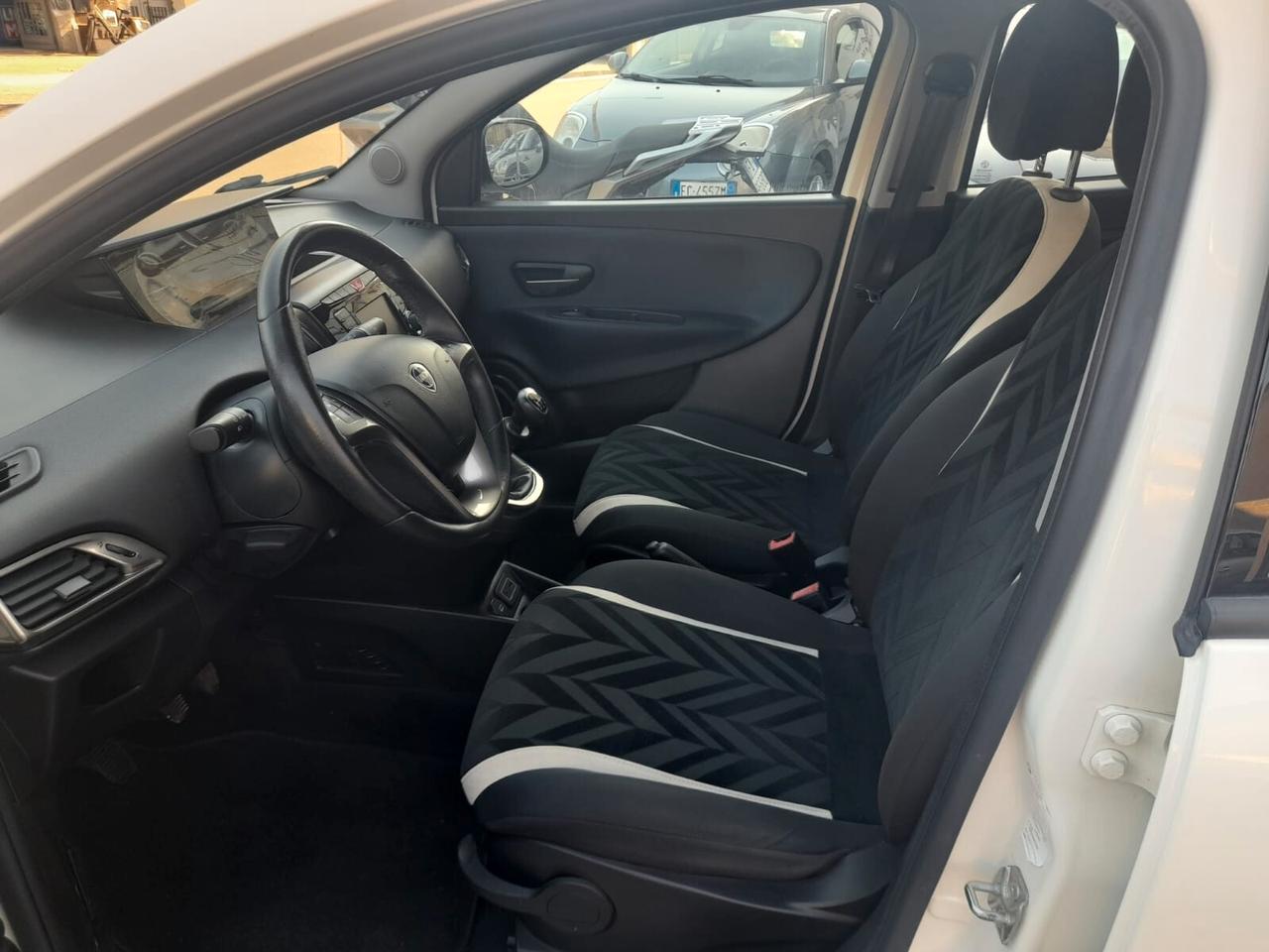 Lancia Ypsilon 1.2cc benzina 12 mesi garanzia-2017