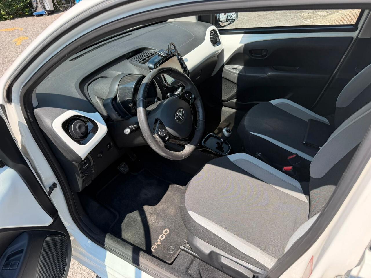 Toyota Aygo 1.0 VVT-i 69 CV 5 porte x-cool MMT