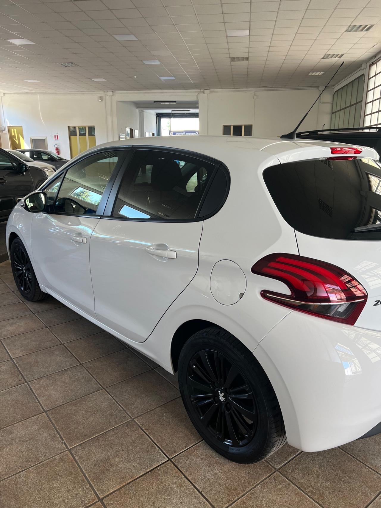 Peugeot 208 PureTech 82 5 porte Black Line