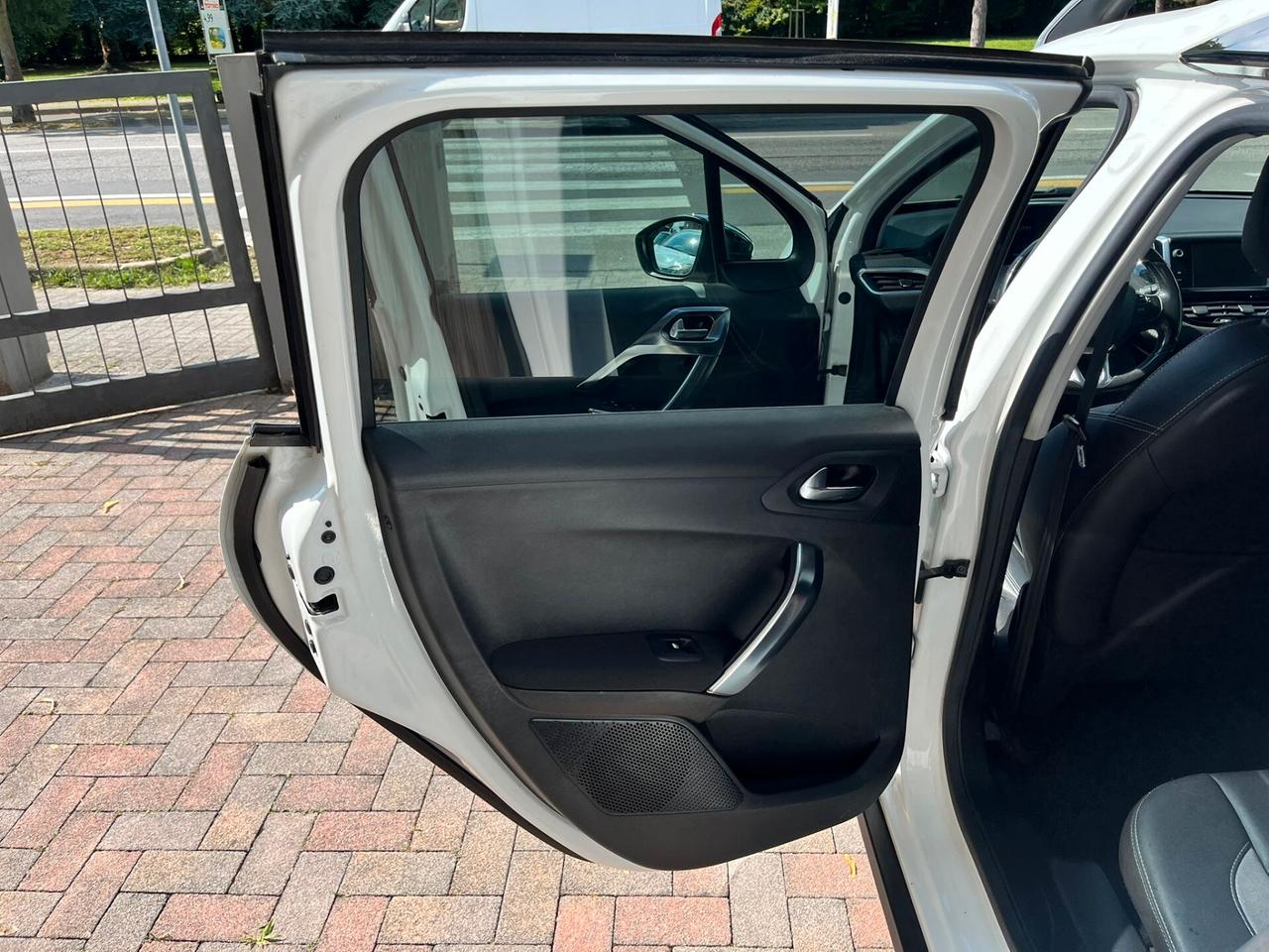 Peugeot 2008 1.6 e-HDi 115 CV Stop&Start Féline