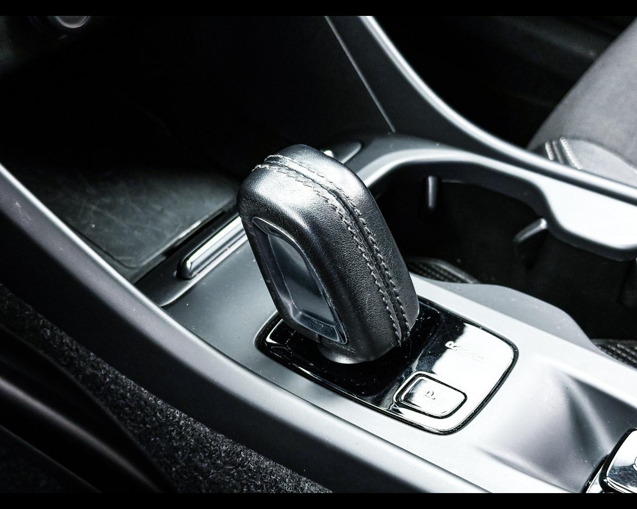 VOLVO XC40 (2017-->) - XC40 T3 Geartronic Business