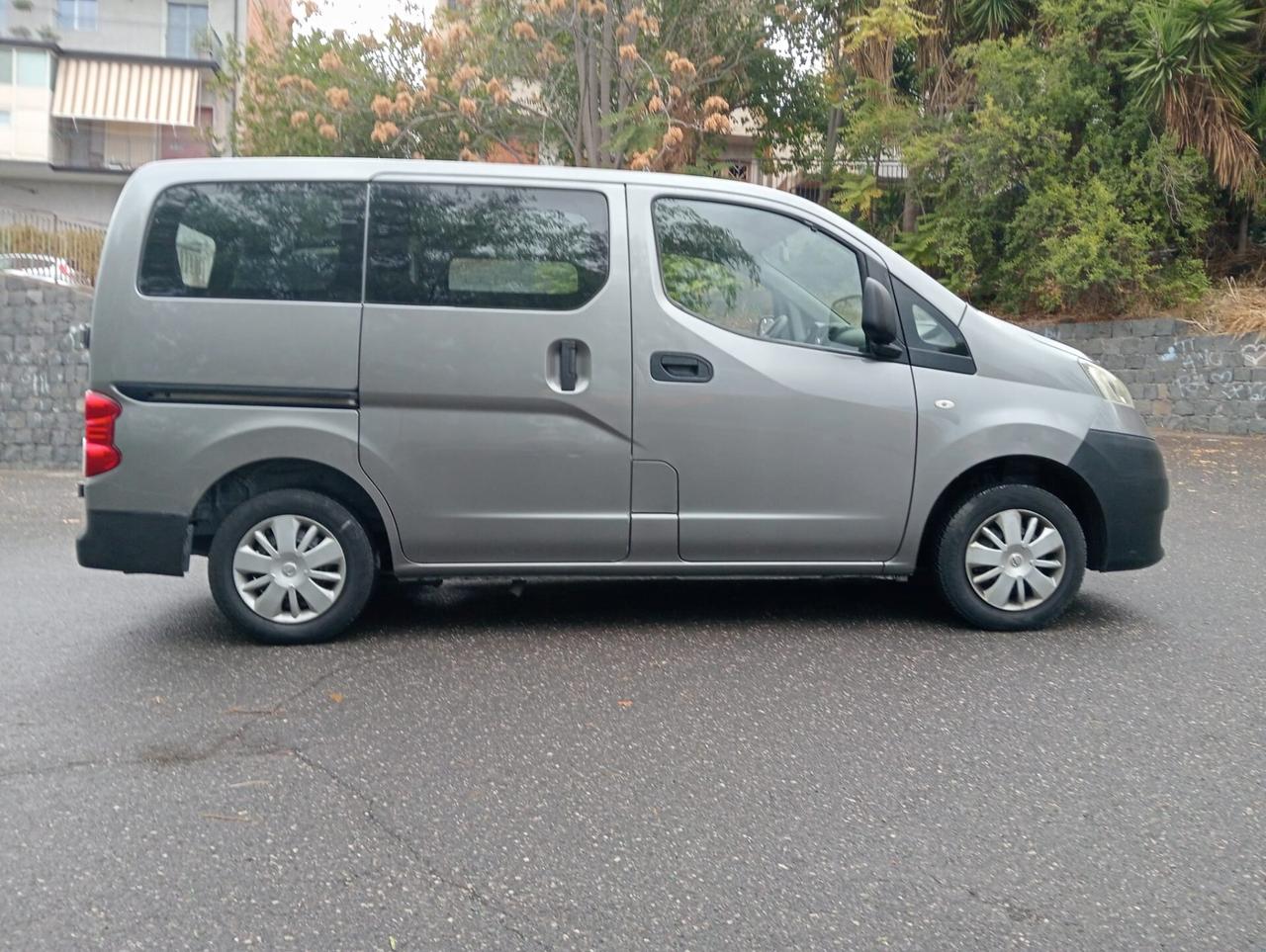Nissan NV200 Pianale ribassato con rampa disabili in carrozzina