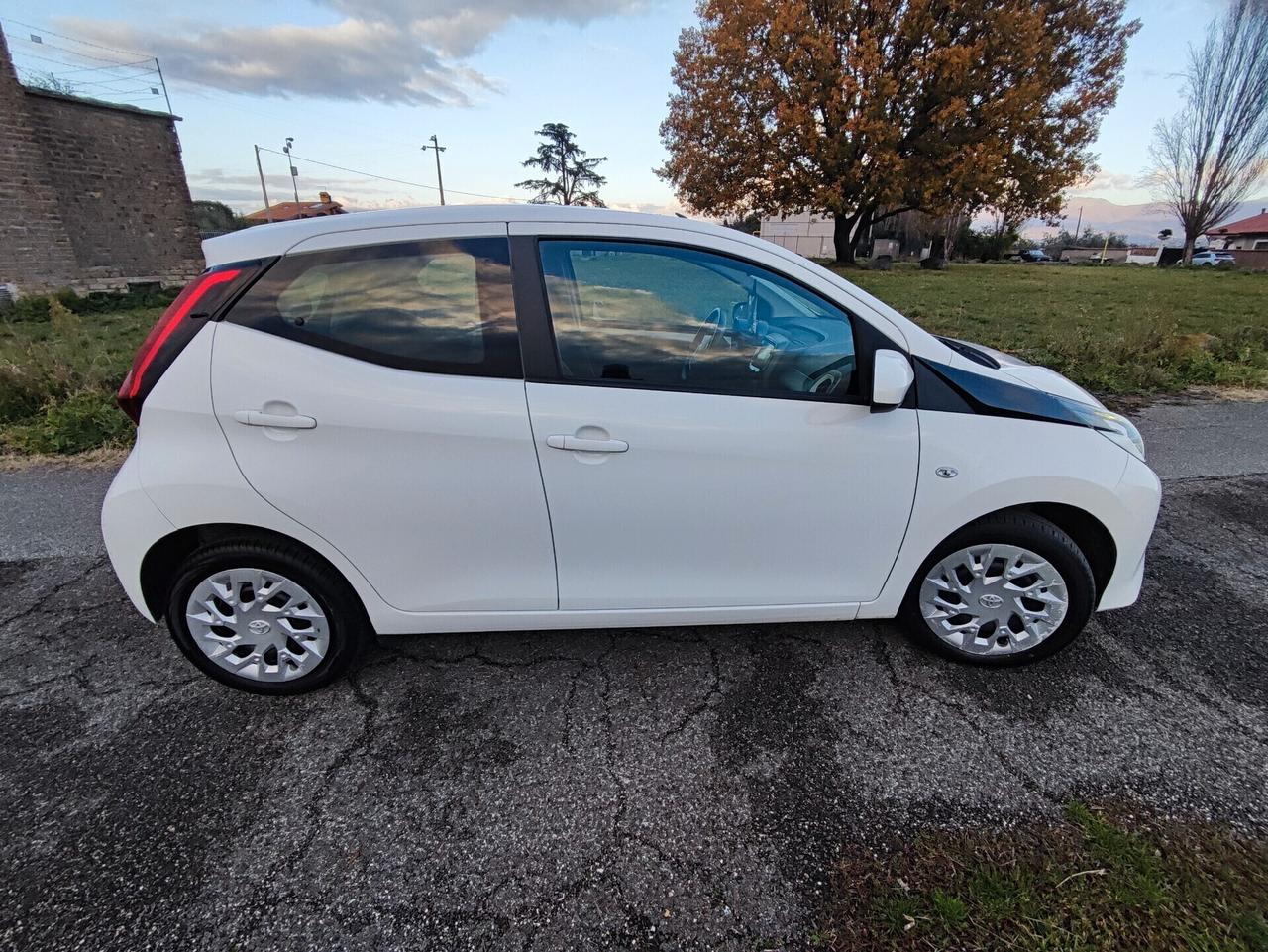 Toyota Aygo 1.0 VVT-i 72 CV 5 porte x-clusiv