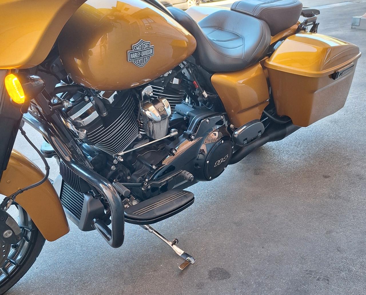 Harley-davidson Touring Street Glide Gold 114