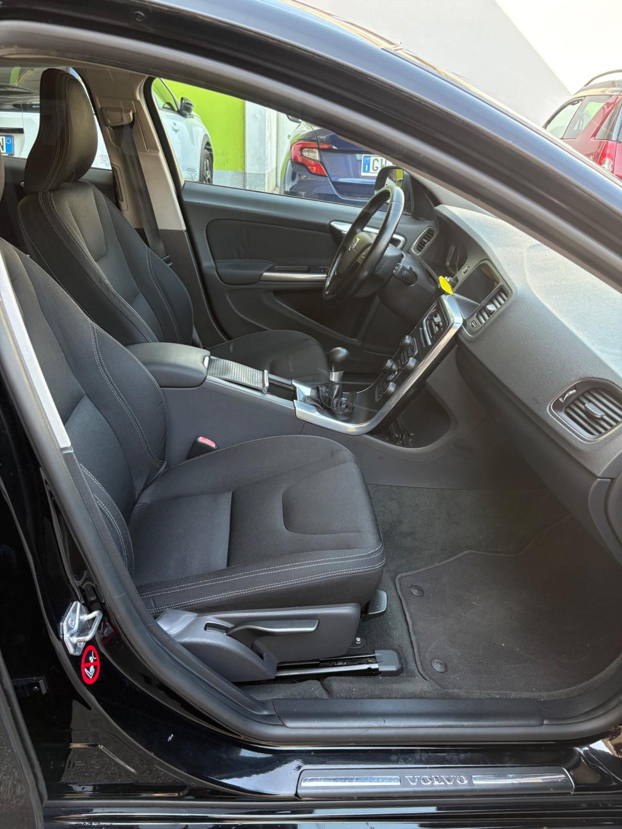 Volvo V60 ..2.0 D3 R momentum anno 2014