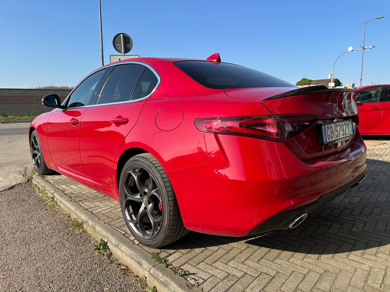 Alfa Romeo Giulia 2.0 Turbo 200 CV AT8 dettagli in Carbonio