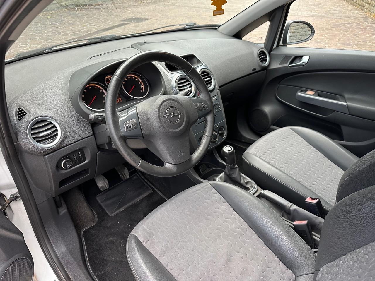 Opel Corsa 1.2 5 porte Cosmo NEOPATENTATI