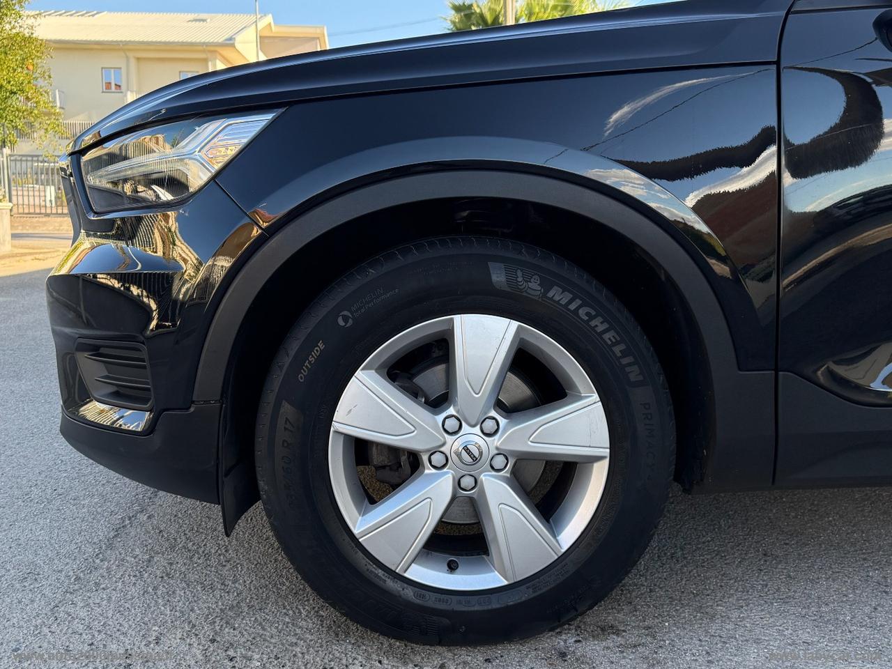 VOLVO XC40 T2 Momentum Core