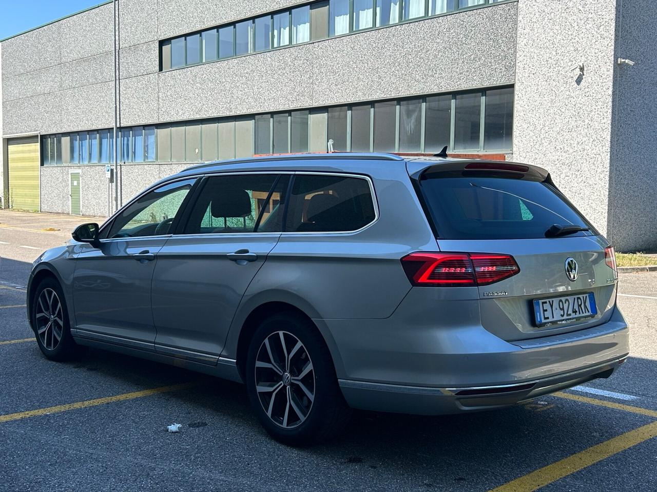Volkswagen Passat Variant 2.0 TDI DSG Executive | Tetto Panoramico LED Navi