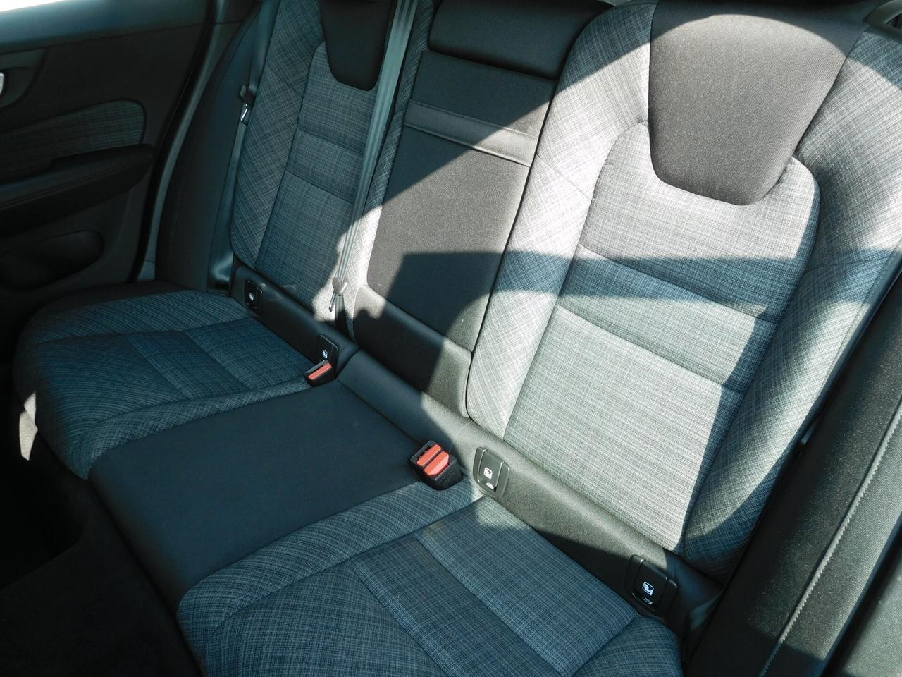 Volvo V60 B4 (d) automatico Core Hybrid 197cv GANCIO TRAINO