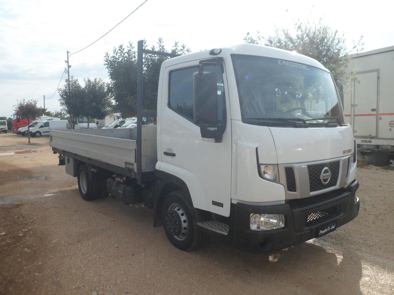 Nissan NT500 cassone fisso