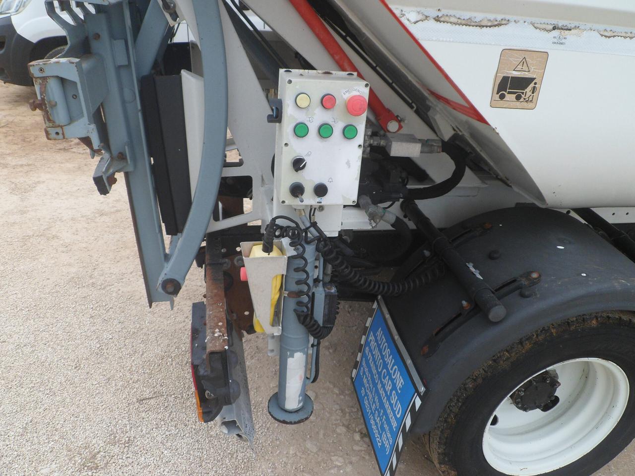 Isuzu M21 compattatore