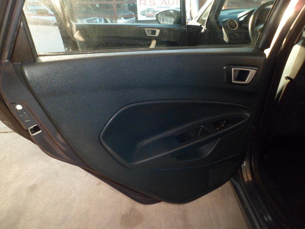 Ford Fiesta 1.4 TDCi 70CV 5 porte full 12