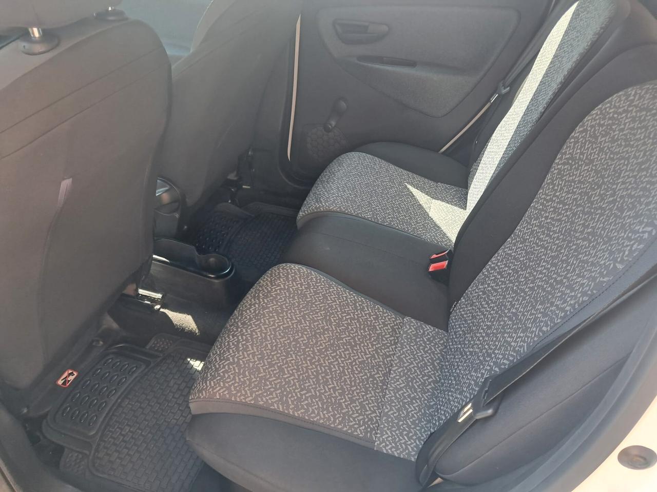 Lancia Ypsilon 1.0 FireFly 5 porte S&S Hybrid Silver