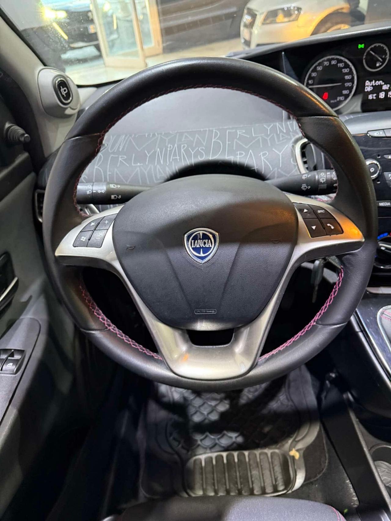 Lancia Ypsilon 1.2 69 CV london Paris