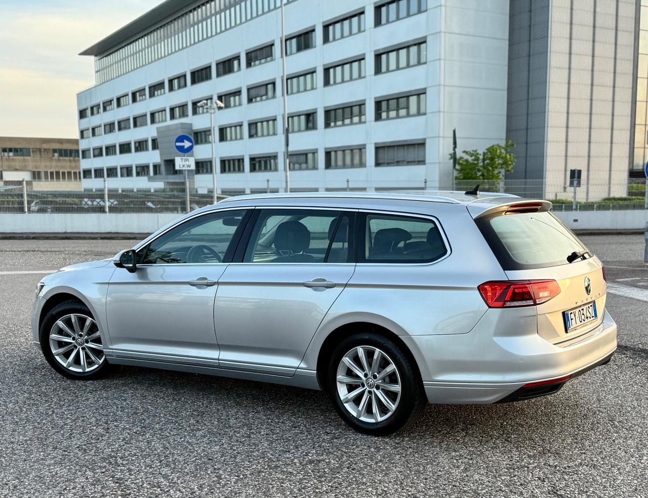 Volkswagen Passat Variant 1.6 TDI SCR DSG Business BMT