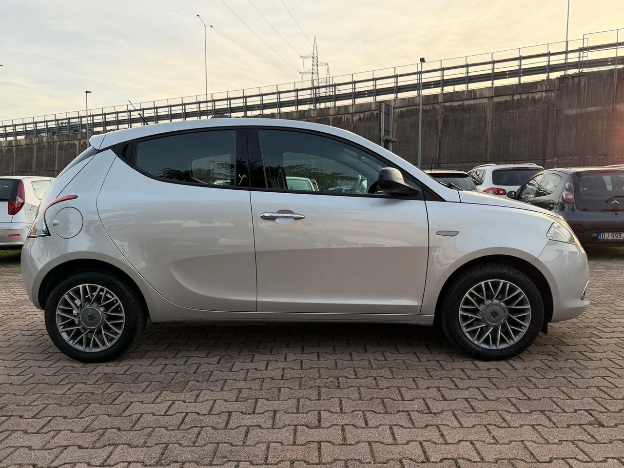 Lancia Ypsilon 1.2 69 CV 5 porte S&S Gold OK NEOPATENTATI