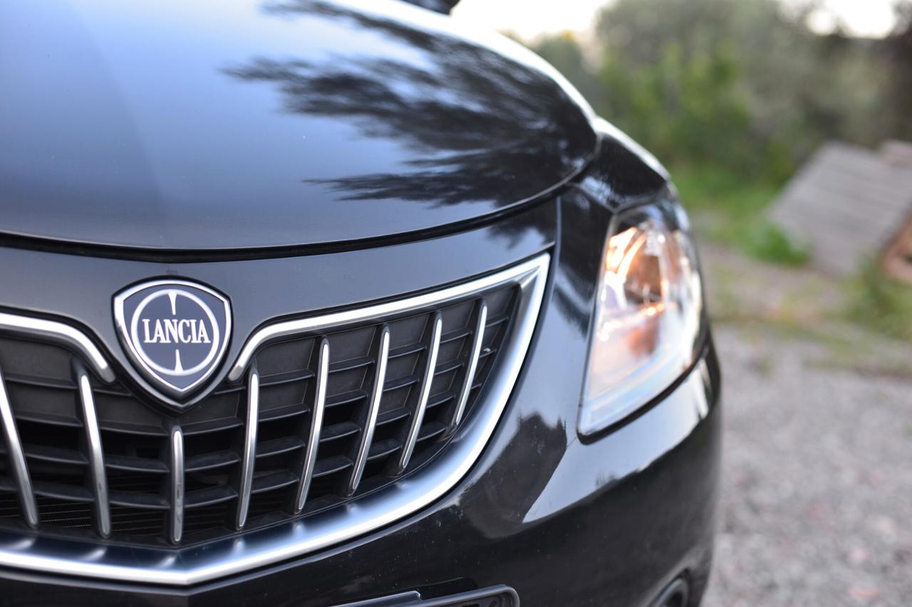 Lancia Ypsilon 1.0 FireFly 5 porte S&S Hybrid Silver