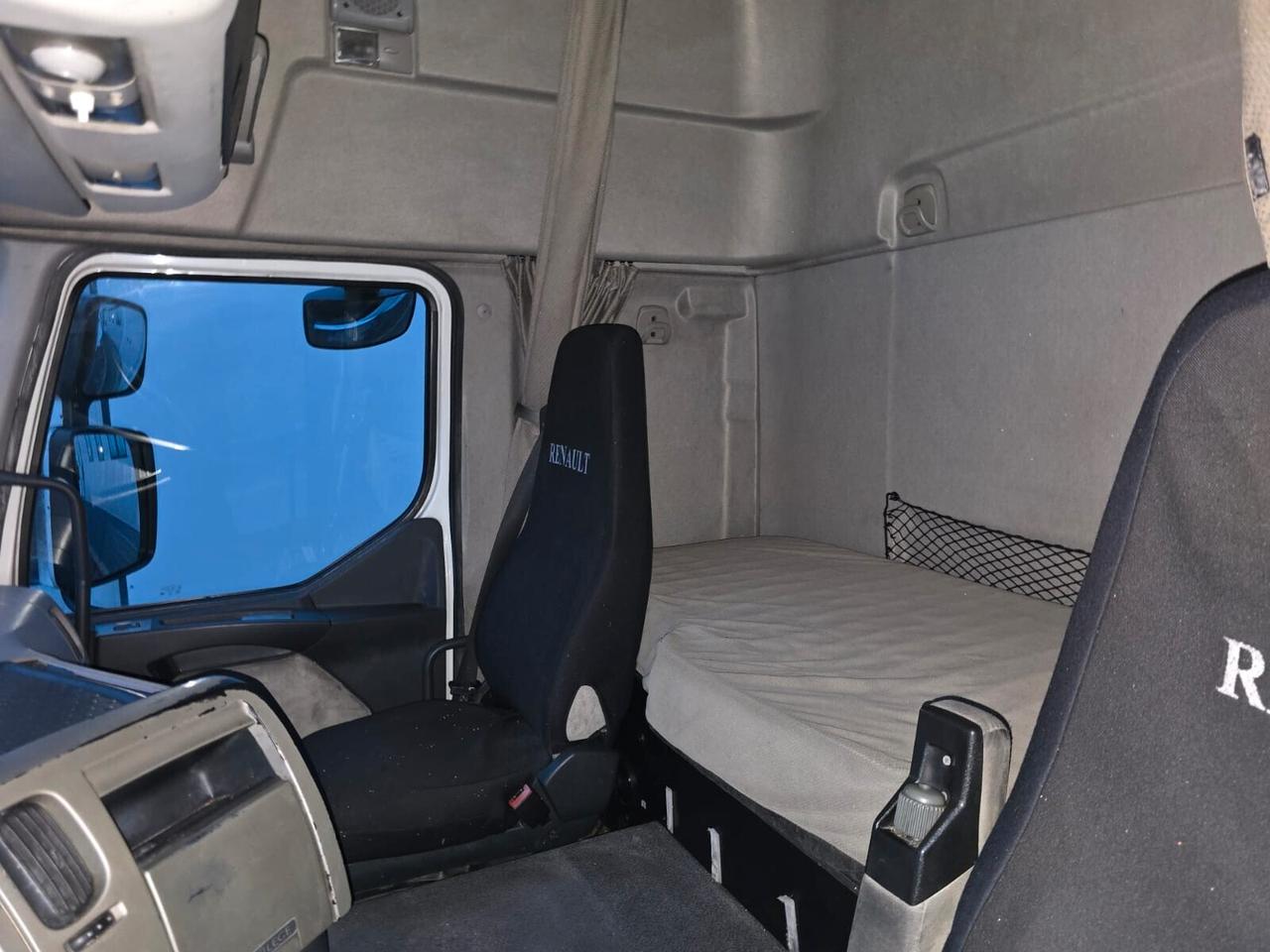 TRATTORE STRADALE RENAULT CON CISTERNA OMT