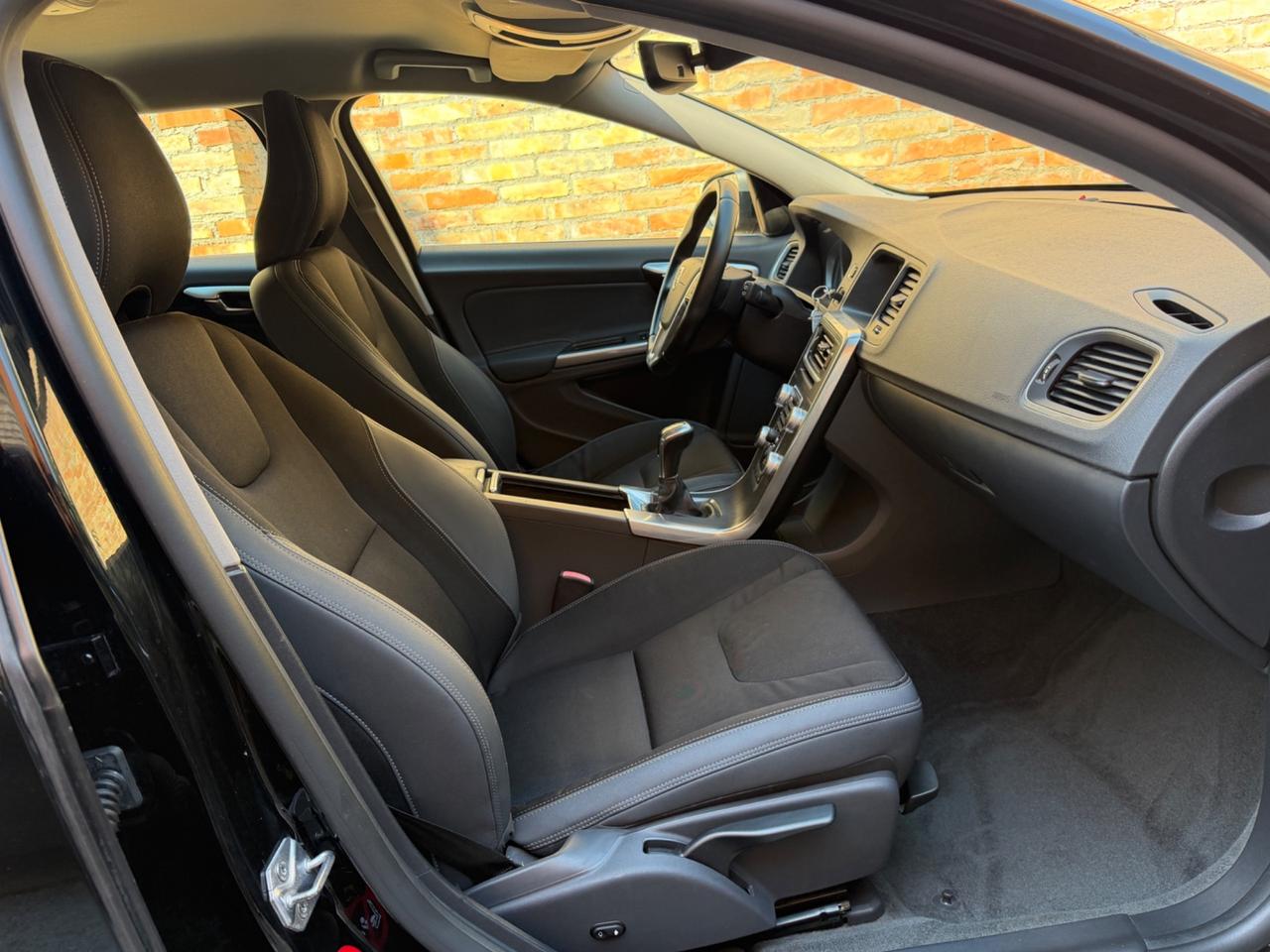 Volvo V60 D4 R-design Momentum