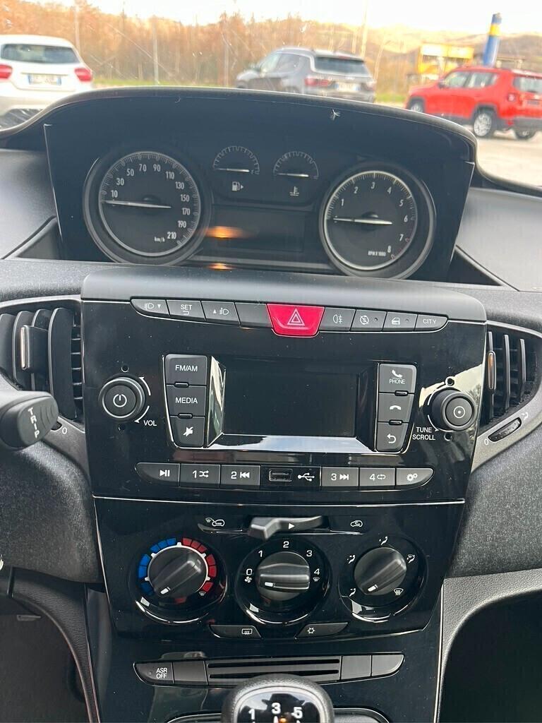 Lancia Ypsilon 1.2 69 CV 5 porte S&S Black and Noir