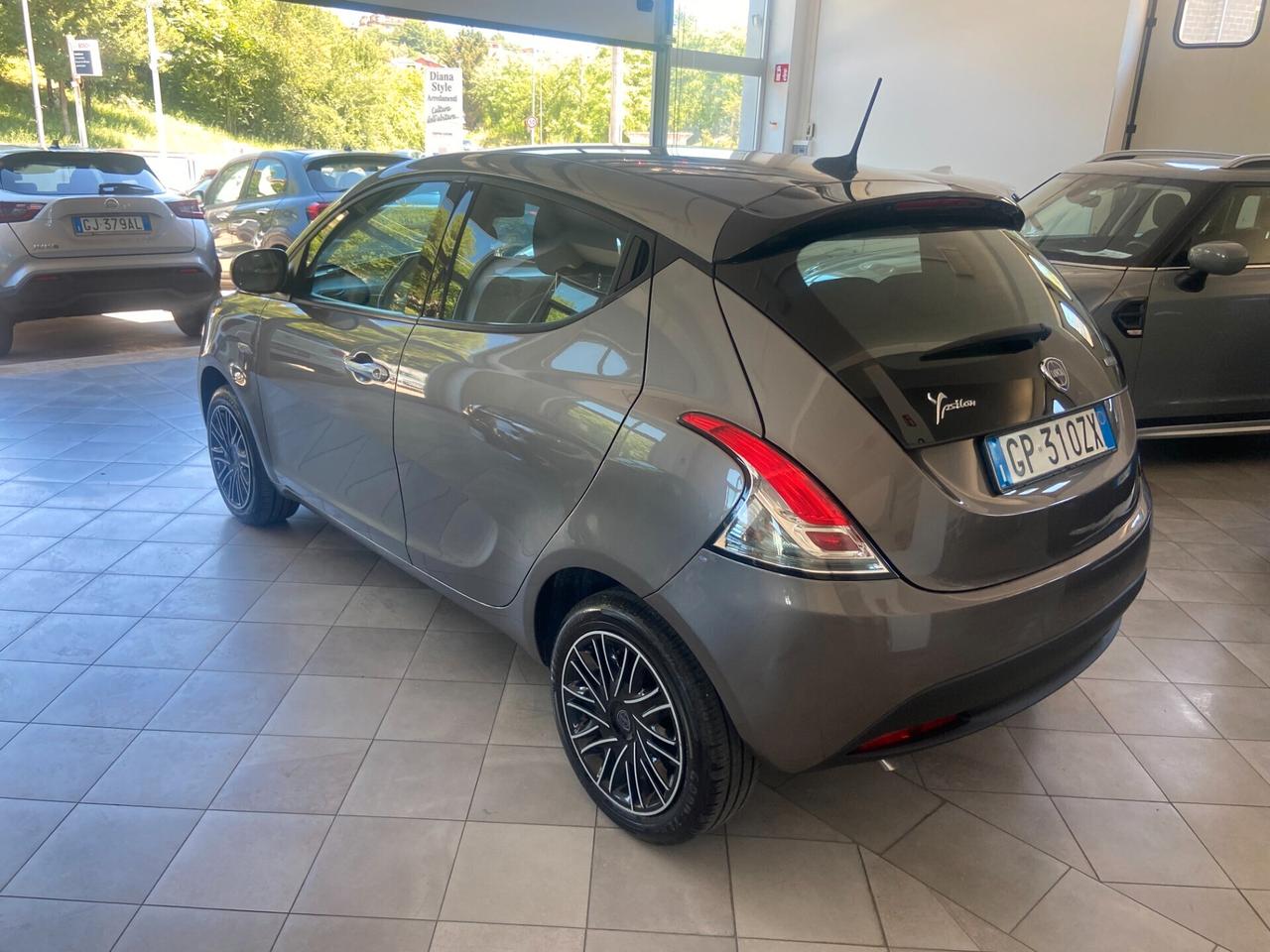 Lancia Ypsilon 1.0 FireFly 5 porte S&S Hybrid Silver