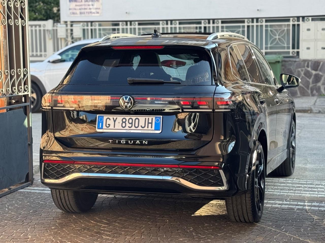 Volkswagen Tiguan 2.0 TDI 150 CV DSG R-Line TETTO IVA DEDUCIBILE