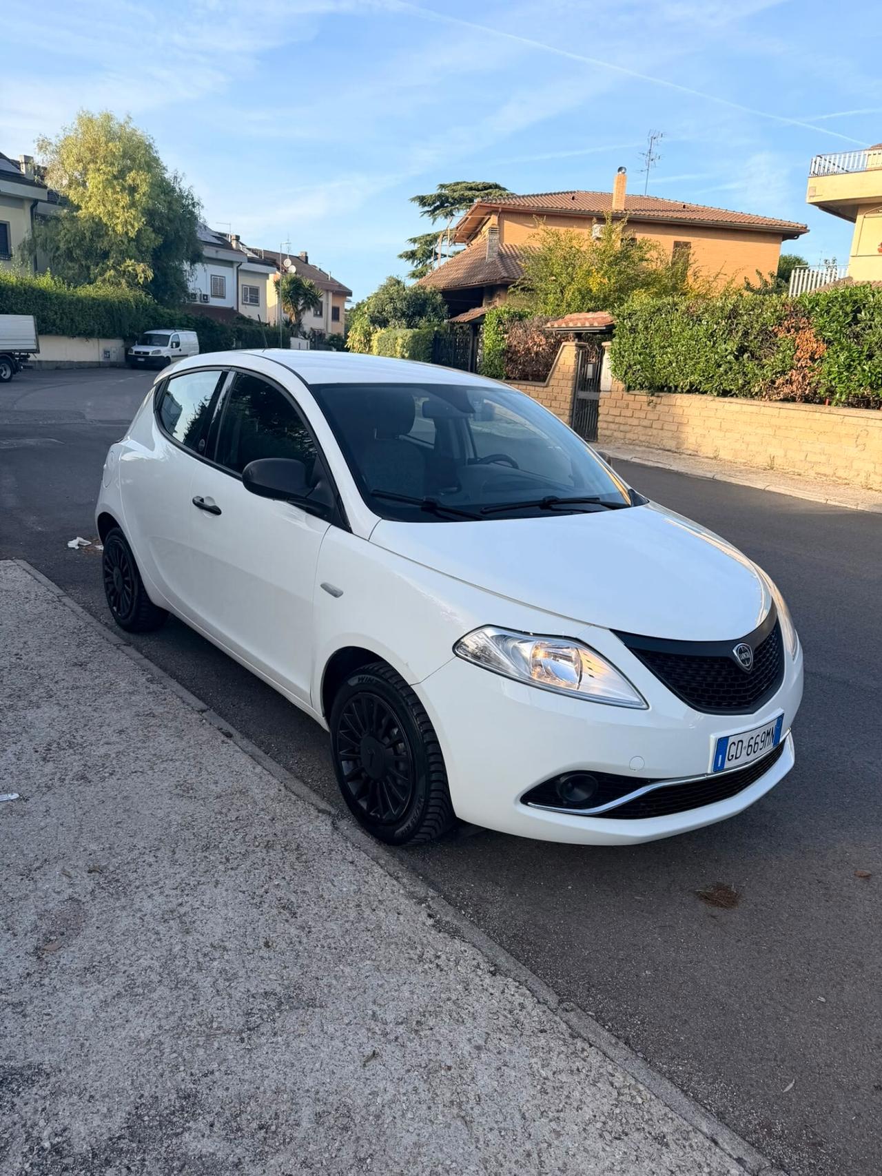 Lancia Ypsilon 1.0 Hybrid EcoChic Silver – 2021