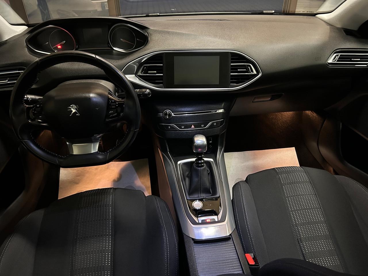Peugeot 308- 2017 1.2 PureTech Turbo 130 CV 130.000 KM