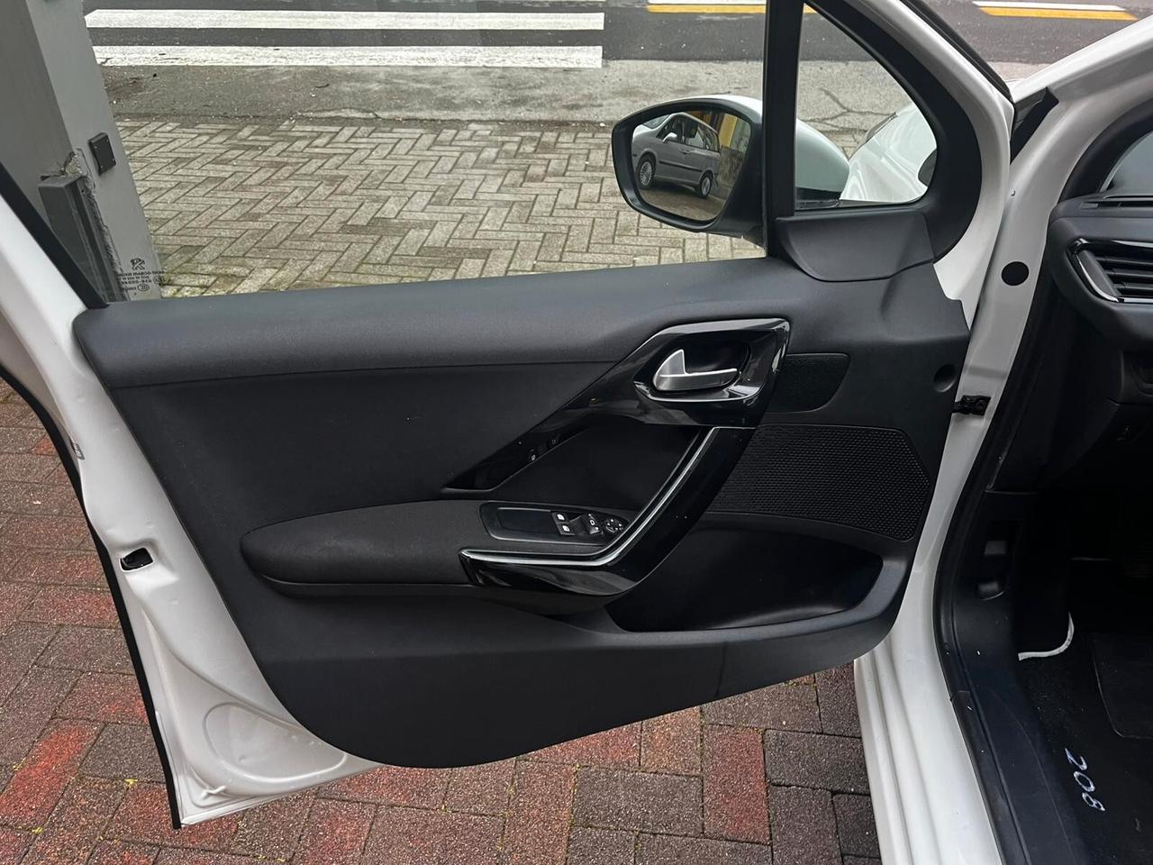 Peugeot 208 PureTech 82 5p. GPL Access