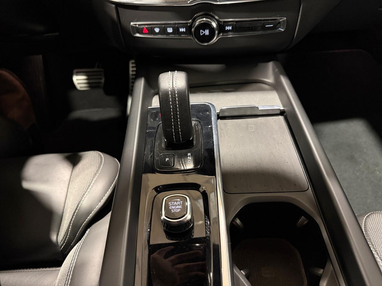 VOLVO XC60 2.0 b4 Momentum awd auto